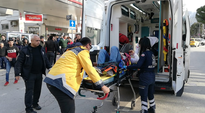 Otomobille çarpışan motosikletli yaralandı, kaza anı kameraya yansıdı