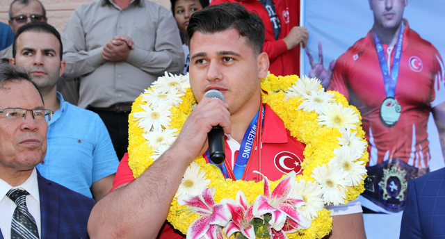 Millî güreşçilere coşkulu karşılama