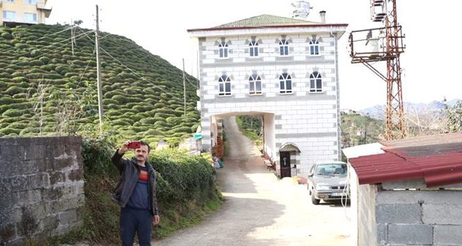 Rize'de caminin altından geçen köy yolu, görenleri hayrete düşürüyor