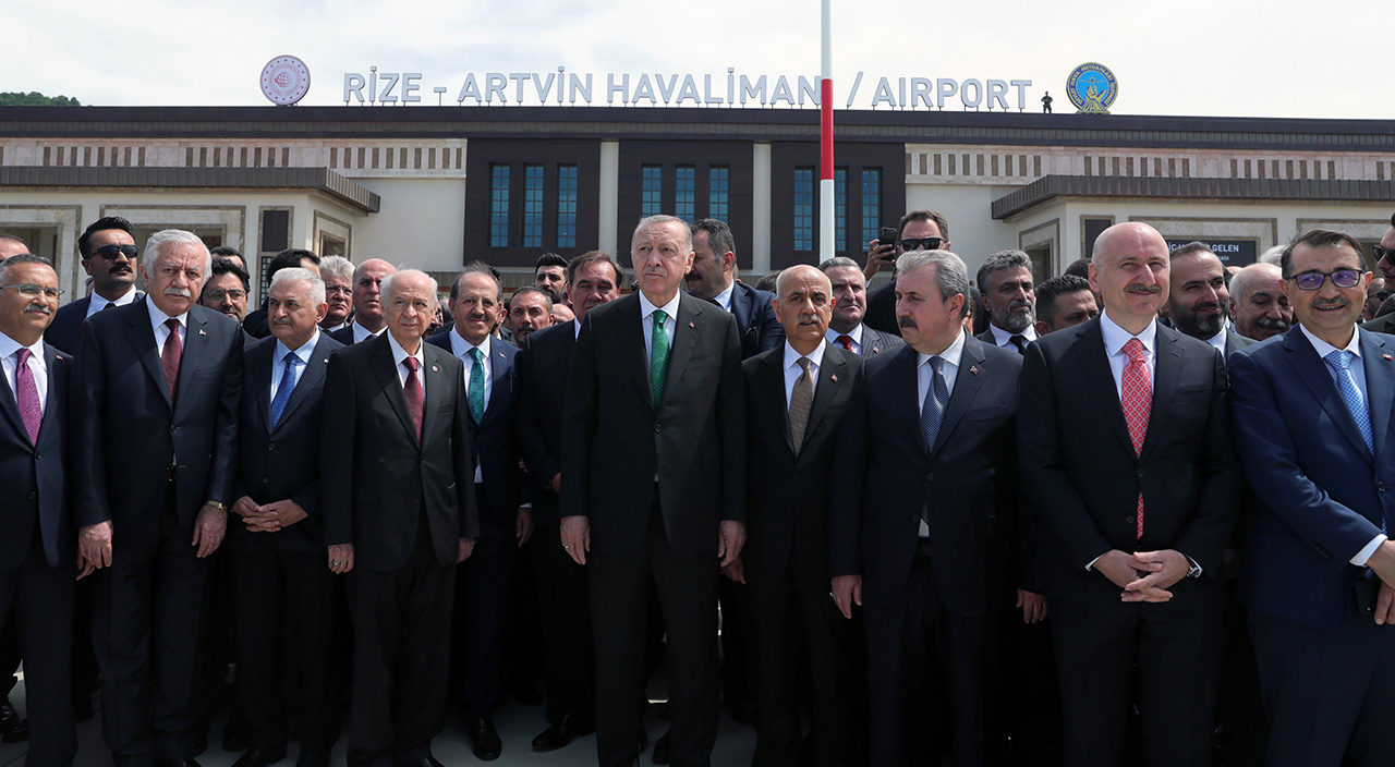 Dünyada 5 tane, 2'si Türkiye'de! Rize-Artvin Havalimanı açıldı Dünyada 5 tane, 2'si Türkiye'de! Rize-Artvin Havalimanı açıldı