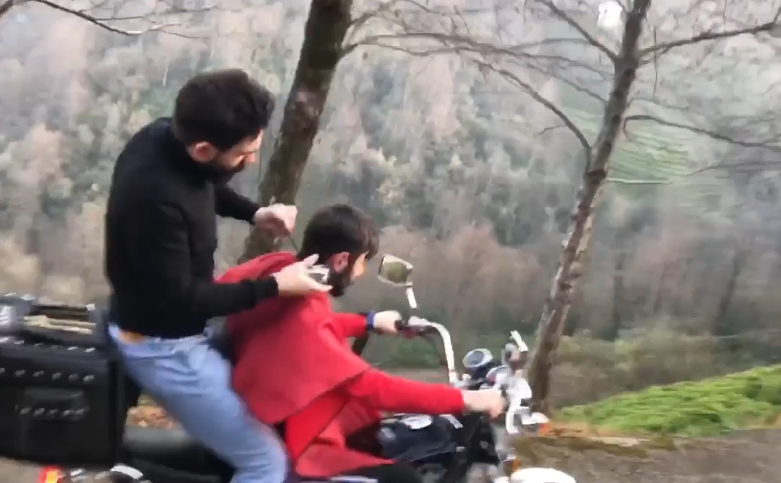 Hareket halindeki motosiklette arkadaşını tıraş etti, o anları sosyal medyadan paylaştı