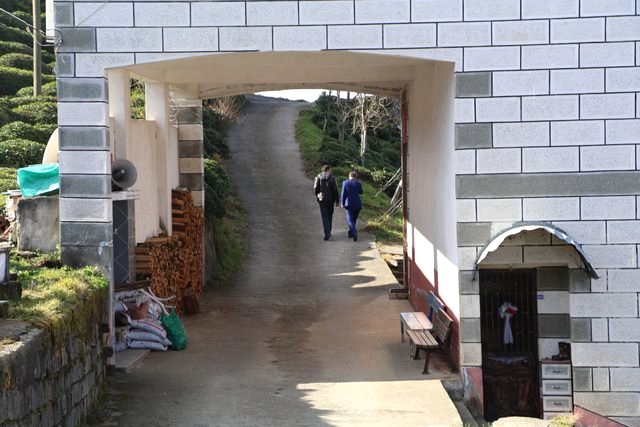 Rize'de caminin altından geçen köy yolu, görenleri hayrete düşürüyor