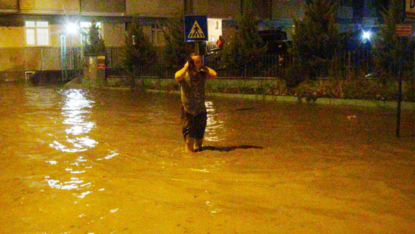 Rize Salarha'da sele kapılan araçtaki 2 kişi kurtarıldı, 1 kişi kayboldu