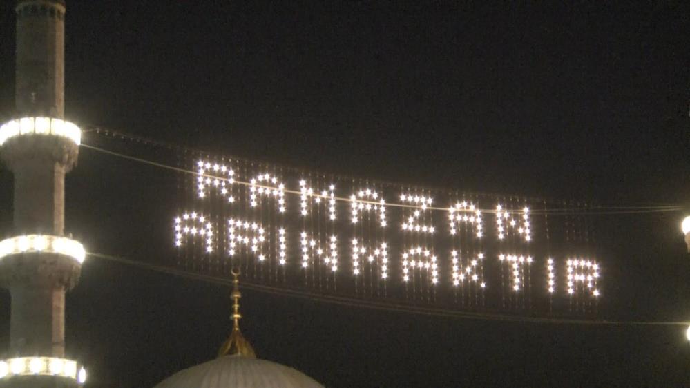 İstanbul'da camiler Ramazan ayının başlangıcı ile birlikte mahyalarla süslendi
