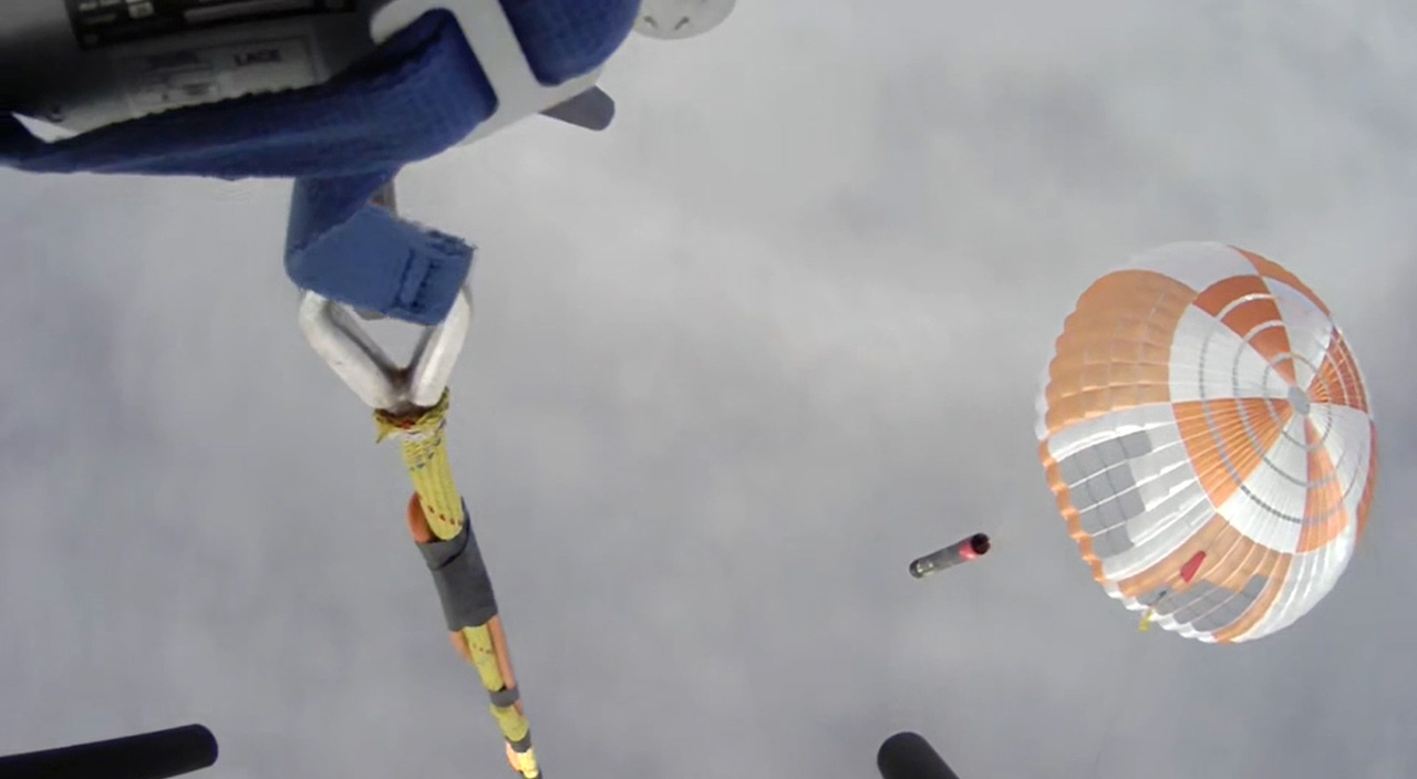 Uzay şirketi Rocket Lab tarihe geçti! Hızla Dünya'ya düşen roketi havada yakaladılar