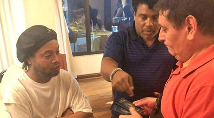 Ronaldinho, sahte pasaport iddiası nedeniyle gözaltına alındı