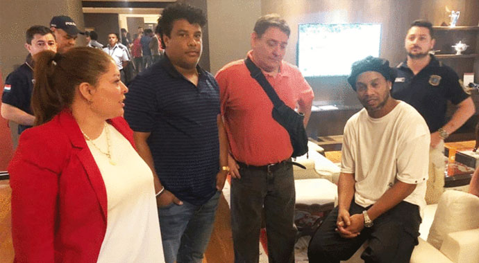 Ronaldinho, sahte pasaport iddiası nedeniyle gözaltına alındı