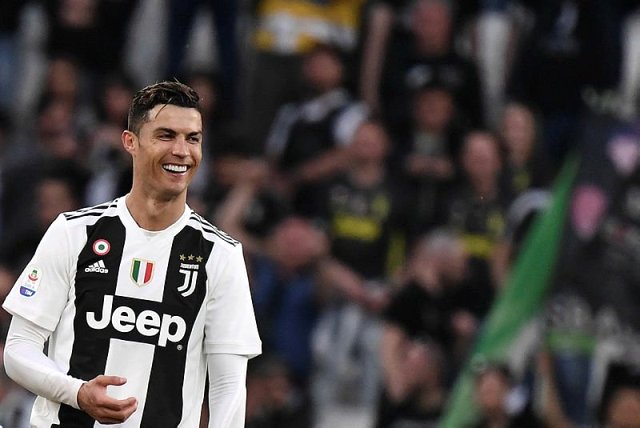 Cristiano Ronaldo, dünya futbol tarihine geçti