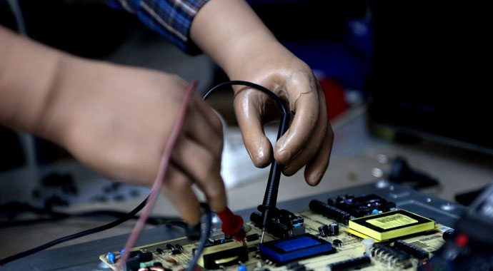 33 yıldır protez kolları ile televizyon tamir ederek geçimini sağlıyor