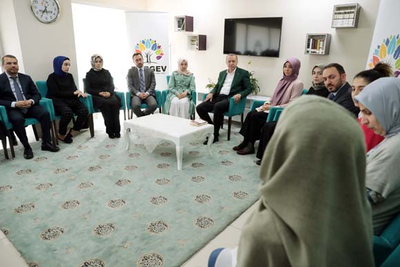 Cumhurbaşkanı Erdoğan’dan kız yurduna ziyaret