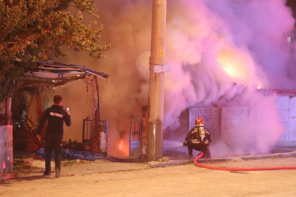 Garajda yangın çıktı, alevler evi sardı