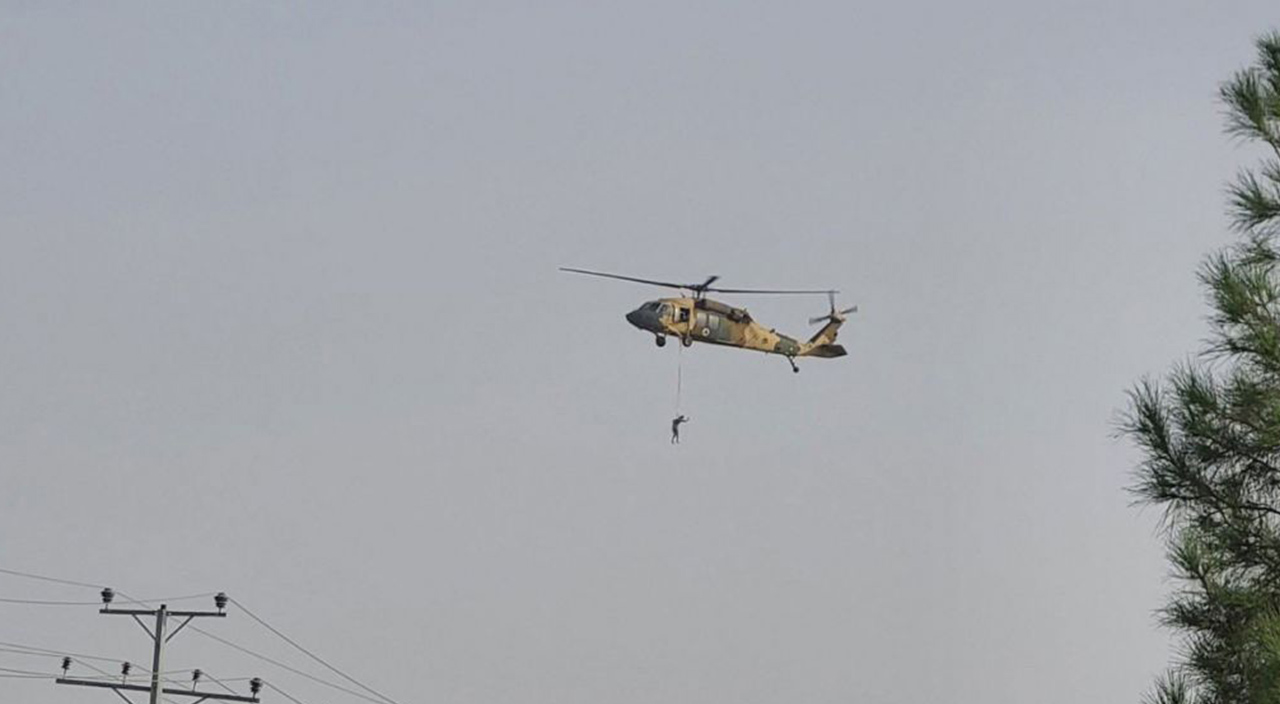 ABD’nin korktuğu oldu! Taliban Black Hawk helikopterini ilk kez uçurdu