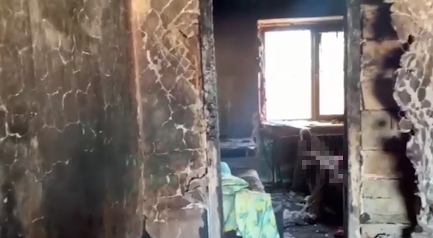 Rusya'da evini ateşe veren baba 6 yaşındaki uyuyan kızının ölümüne neden oldu Rusya'da evini ateşe veren baba 6 yaşındaki uyuyan kızının ölümüne neden oldu