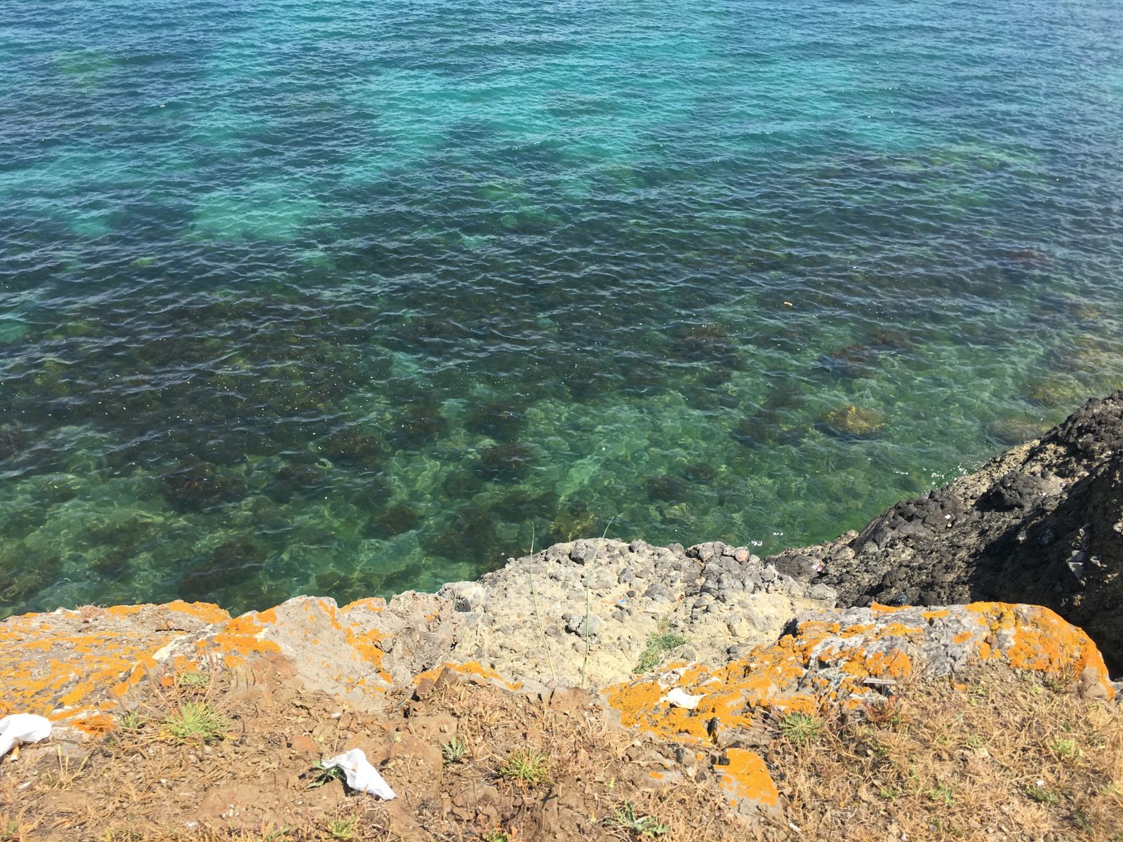 Facianın eşiğinden dönüldü! Araç, metrelerce yüksekten denize uçtu