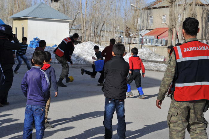 Hakkari'de askerler çocuklarla maç yaptı