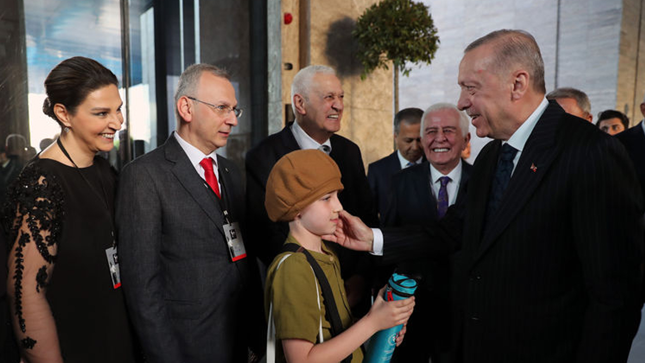 Cumhurbaşkanı Erdoğan'dan AKM'de net mesaj: Kalabalıklar içinde tek kalsak da mücadele vereceğiz