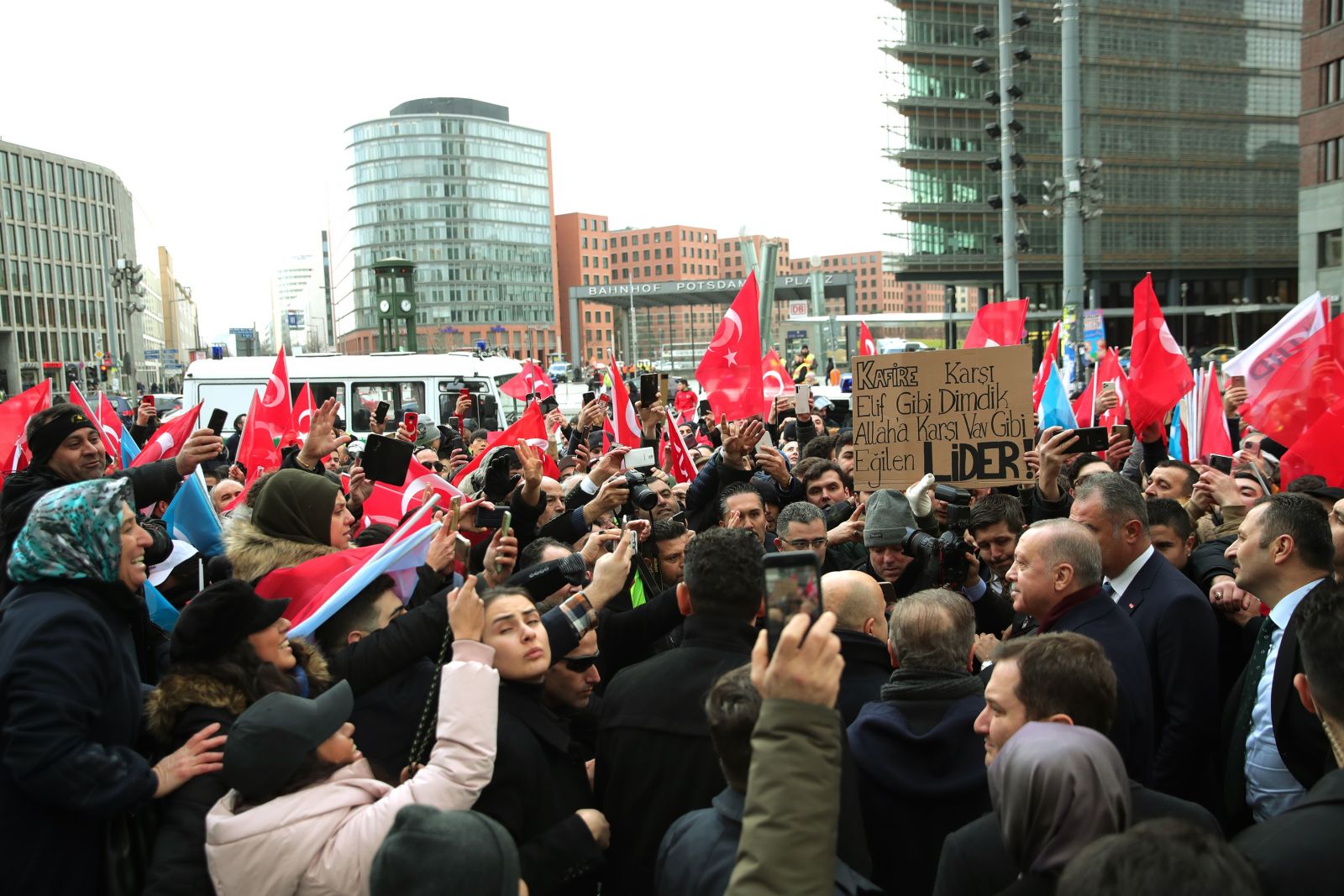 Cumhurbaşkanı Erdoğan'a Almanya'daki Türklerden sevgi gösterisi
