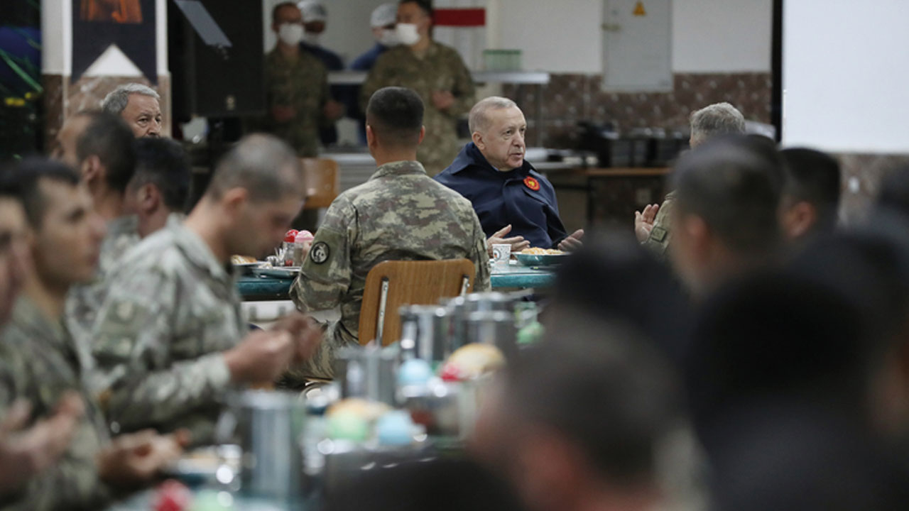 Cumhurbaşkanı Erdoğan Yüksekova'da: Mehmetçiğe iftar sürprizi