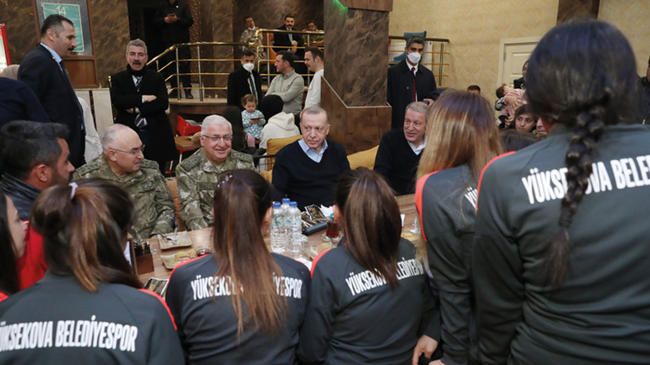 Cumhurbaşkanı Erdoğan Yüksekova'da: Mehmetçiğe iftar sürprizi