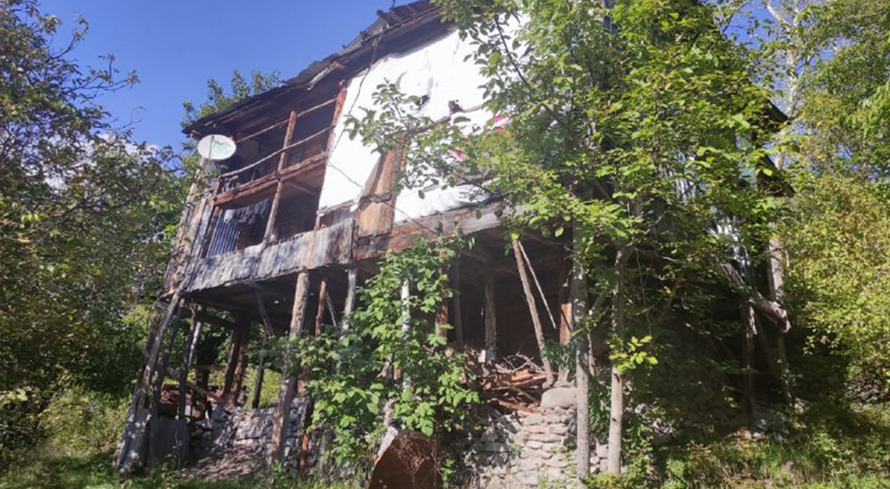 Evinin önünde ayı saldırısına uğrayan adam şoku yaşadı