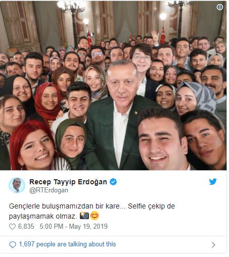 Cumhurbaşkanı Erdoğan'dan gençlerle selfie paylaşımı