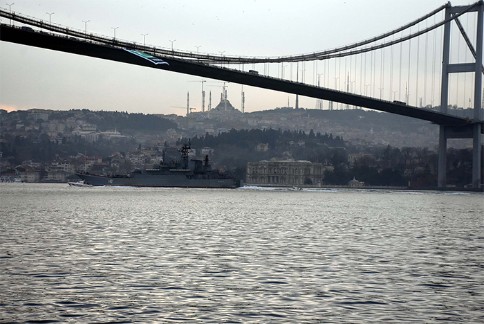 Rus savaş gemisi İstanbul Boğazı'ndan geçti