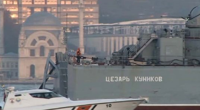 Rus savaş gemisine denizaltılı takip Rus savaş gemisine denizaltılı takip