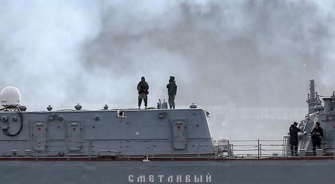 Rus savaş gemisinin İstanbul Boğazı'ndan geçişi sırasında dikkat çeken detay