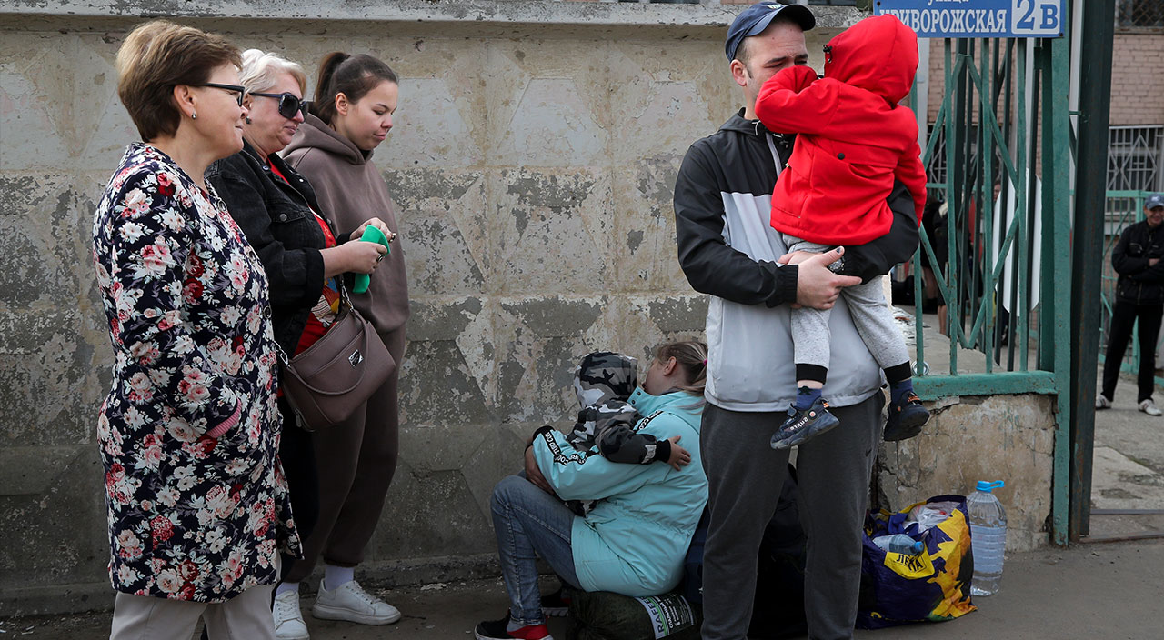 Moskova'da duygu dolu anlar: Cepheye gidenler uğurlandı