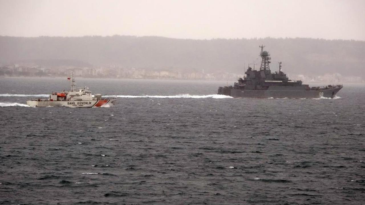 Rus savaş gemileri Çanakkale Boğazı'ndan  peş peşe geçti