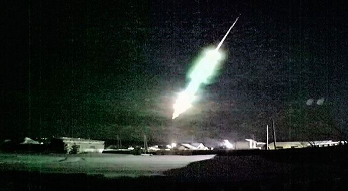 Rusya'da meteor roket şeklinde düştü