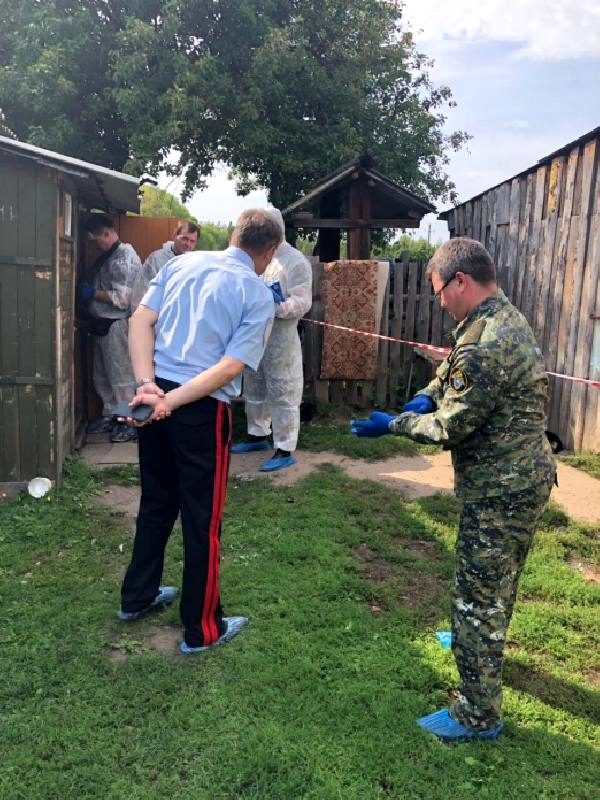 Cinnet getiren Rus genç, ailesini baltayla katletti Cinnet getiren Rus genç, ailesini baltayla katletti