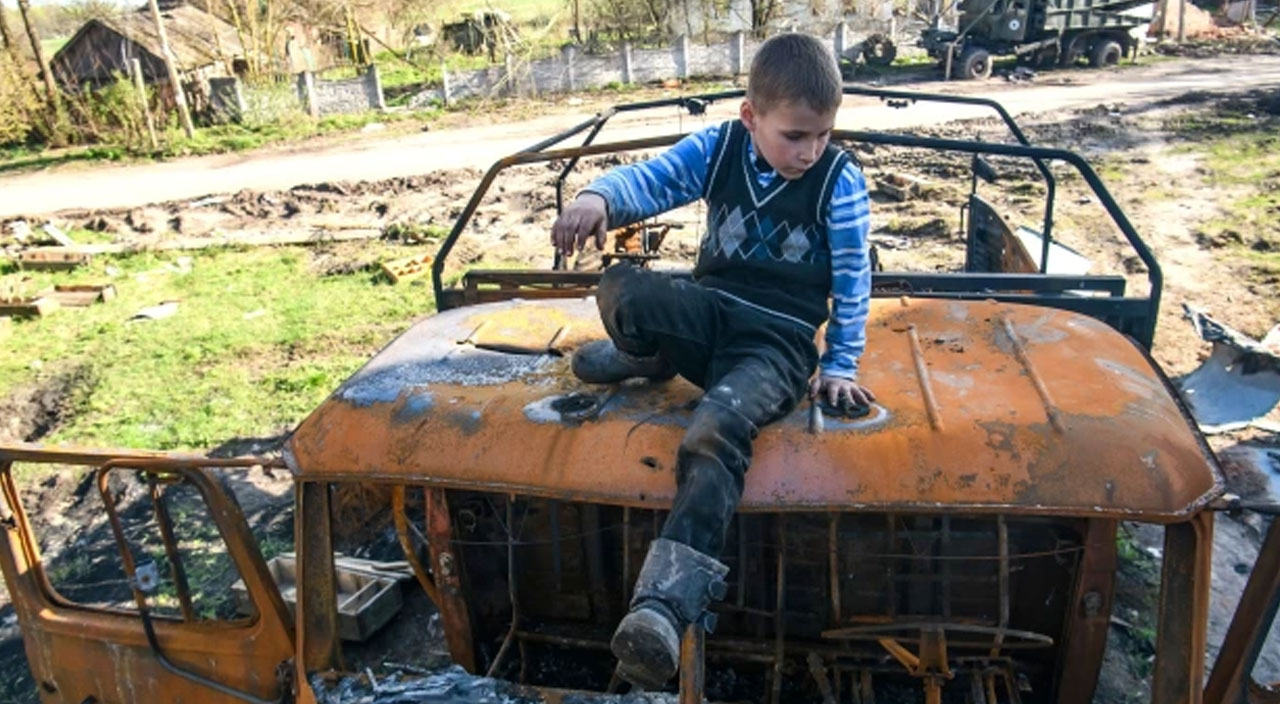 Ukrayna'da çocuk olmak: Terk edilen Rus zırhlı araçları eğlenceleri oldu