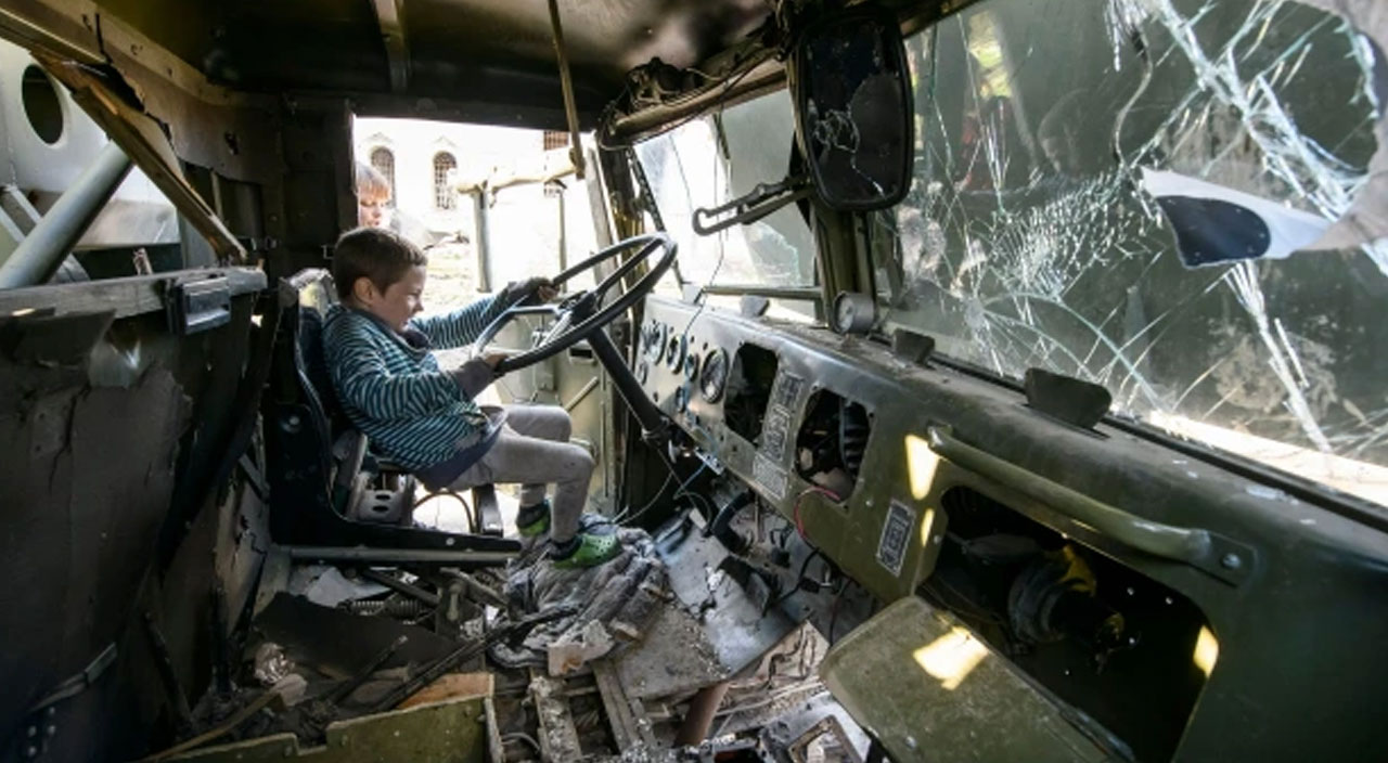 Ukrayna'da çocuk olmak: Terk edilen Rus zırhlı araçları eğlenceleri oldu
