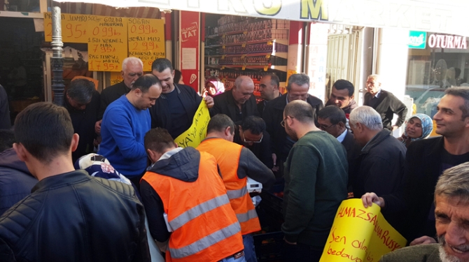 'Almazsan alma Rusya' deyip halka bedava dağıttı