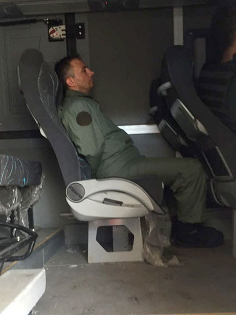 Darbeci albay rütbesi sökülerek gözaltına alındı