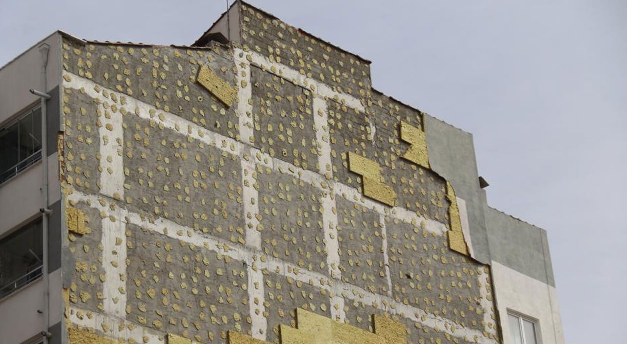 Eskişehir'de şiddetli rüzgar 7 katlı binanın yalıtımını söktü