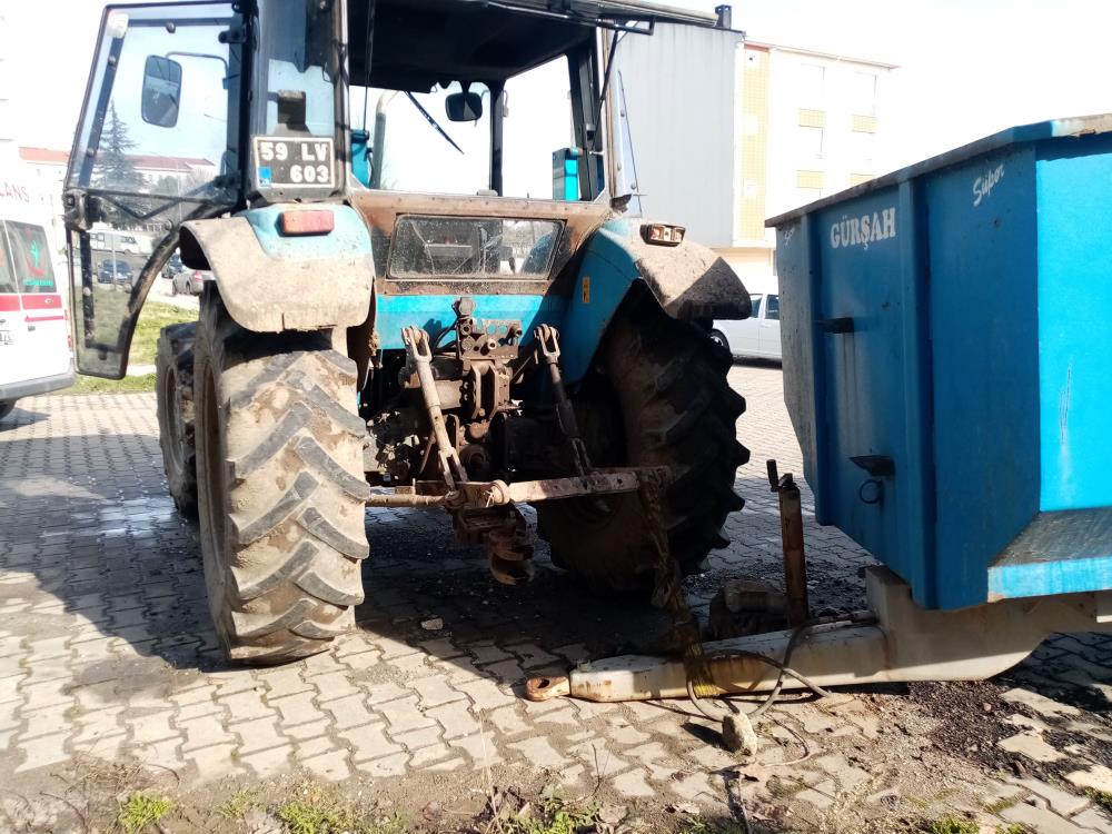 Belediye görevlisinin talihsiz anı: Traktöre takmak istediği römork demiri ayağına düştü