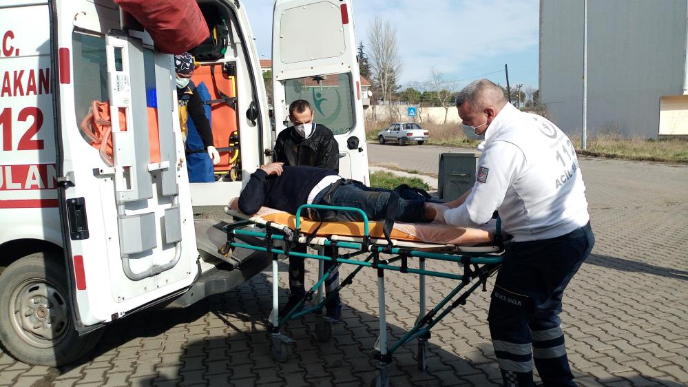 Belediye görevlisinin talihsiz anı: Traktöre takmak istediği römork demiri ayağına düştü