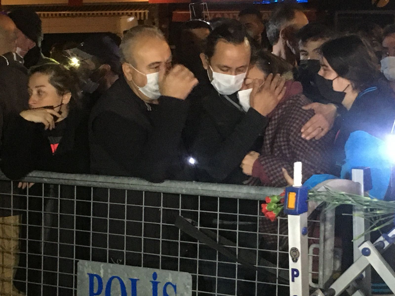 Yıkılan Rıza Bey Apartmanı önünde yürek burkan görüntüler