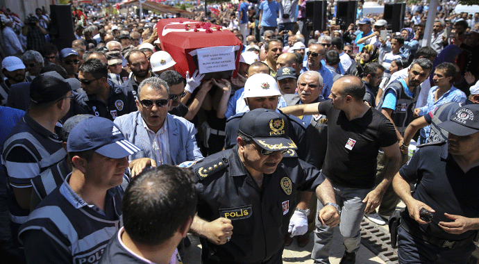 Şehit babasını özel harekat polisi şapkasıyla uğurladı Şehit babasını özel harekat polisi şapkasıyla uğurladı