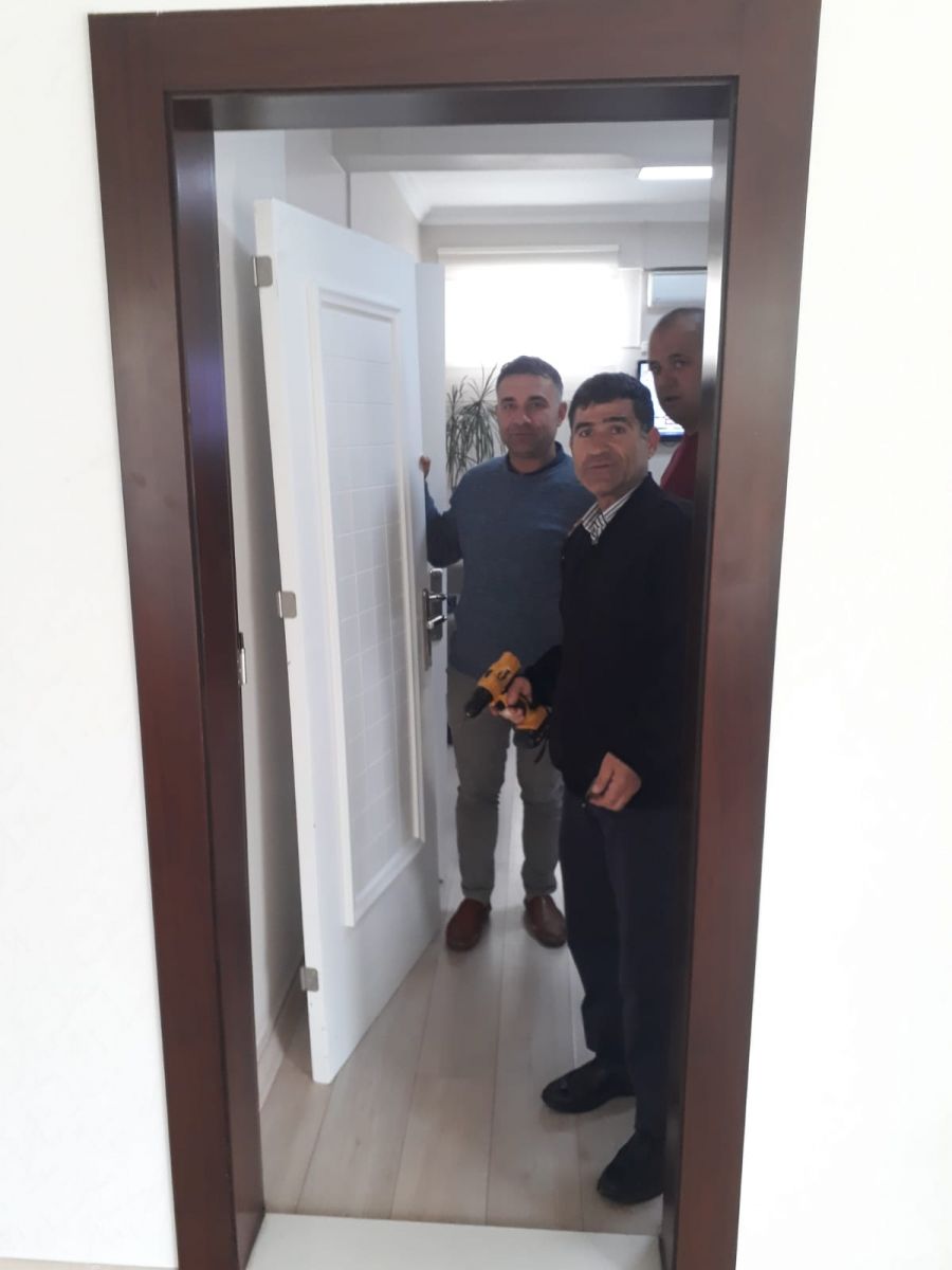 Başkan seçildi ilk icraatı kapıyı söktürmek oldu