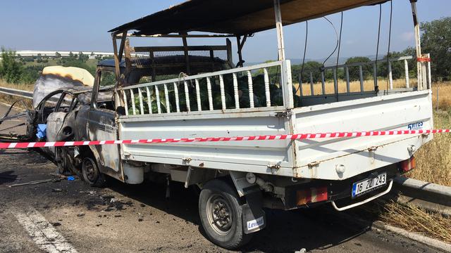 Emniyet şeridinde korkunç kaza! Yanarak can verdi