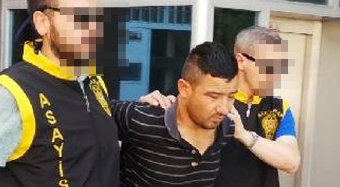 İki çocuğunun annesini kapıyı geç açtığı için bıçakladı