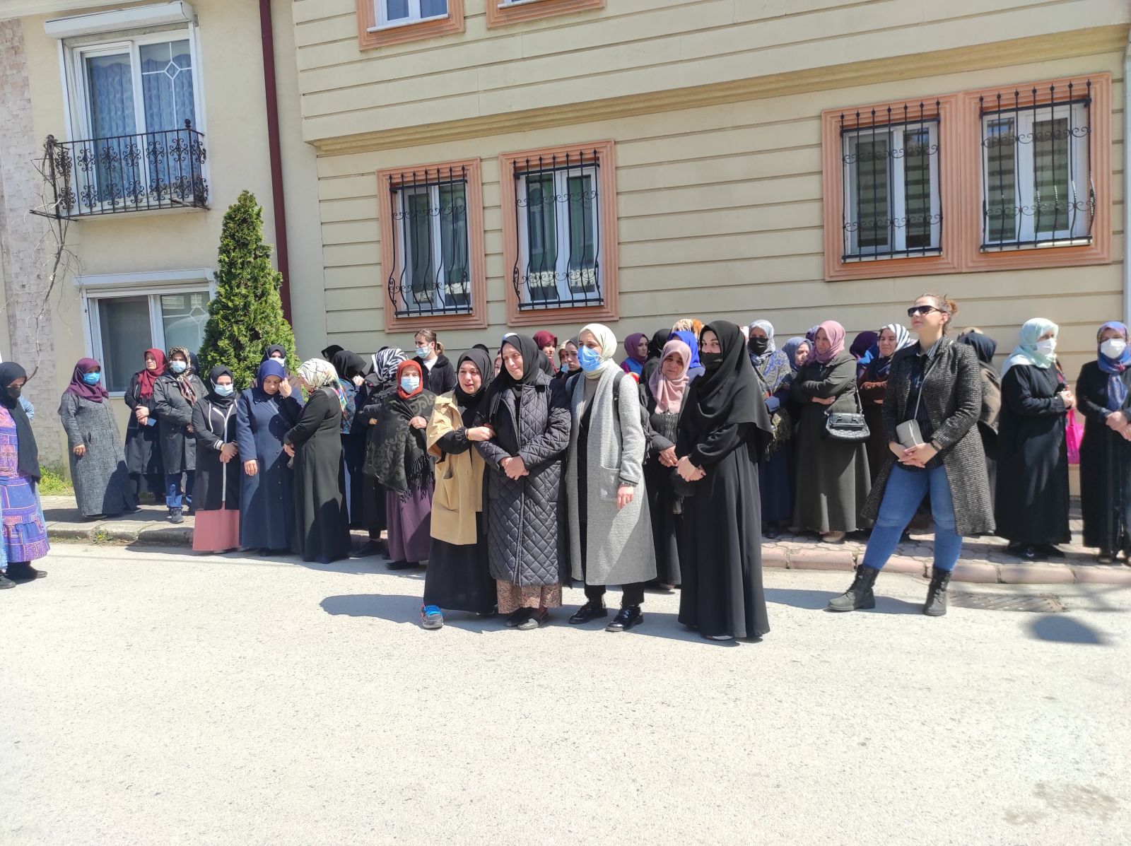 Sakarya'da miras yüzünden katledilen aile toprağa verildi