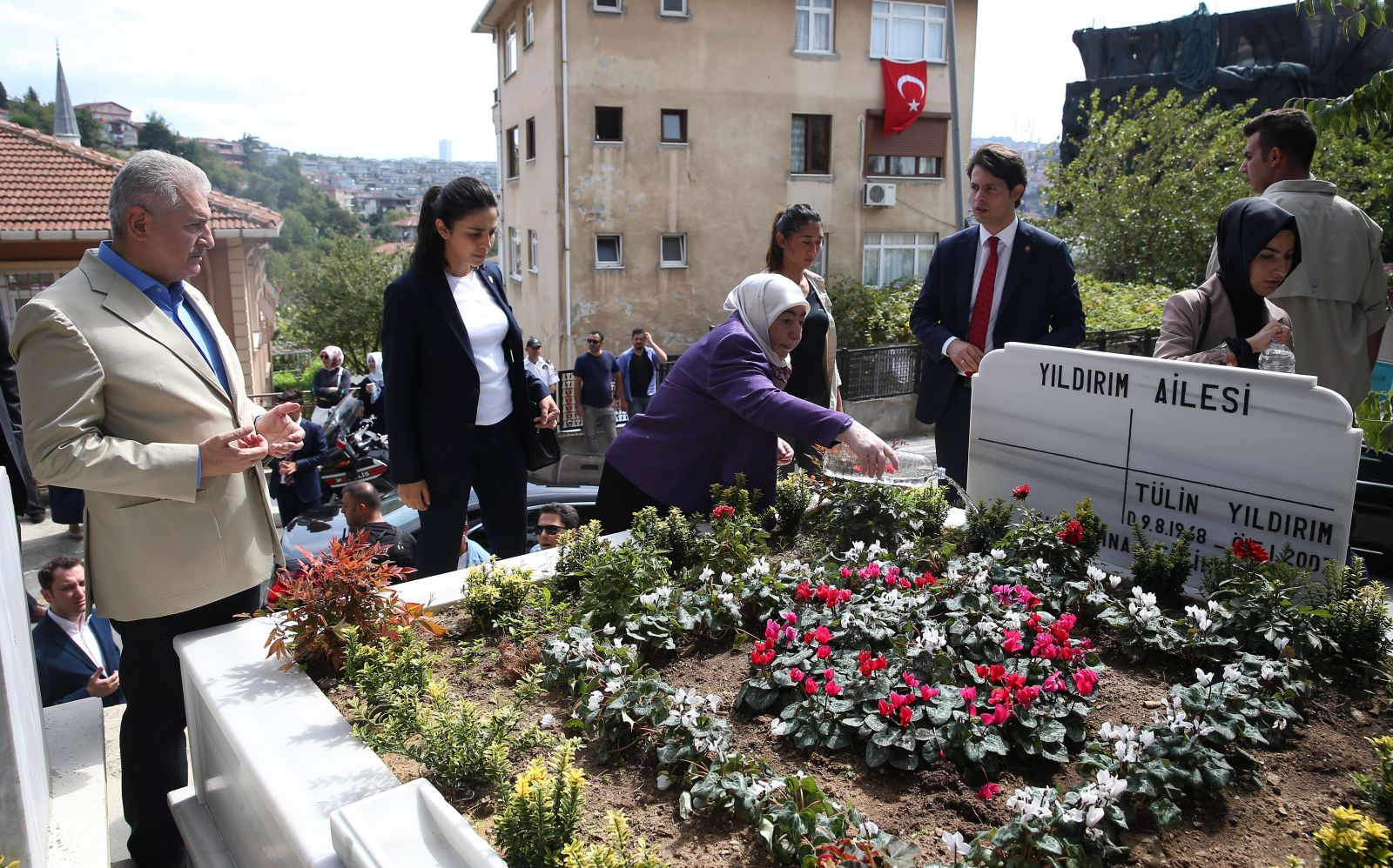 Başbakan Yıldırım, 15 Temmuz şehitlerinin mezarlarını ziyaret etti