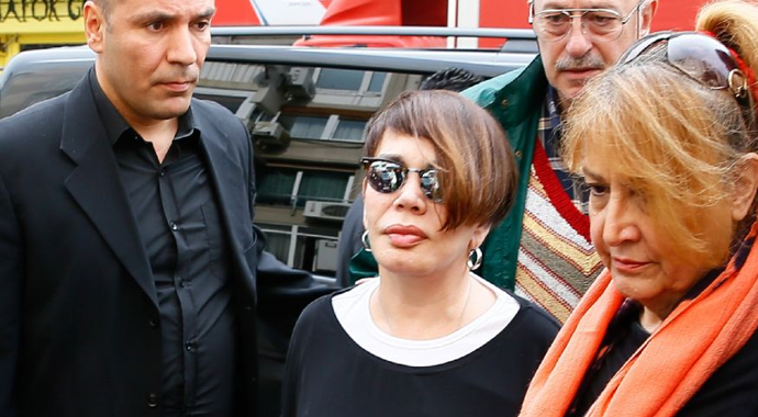 Sezen Aksu annesini uğurladı
