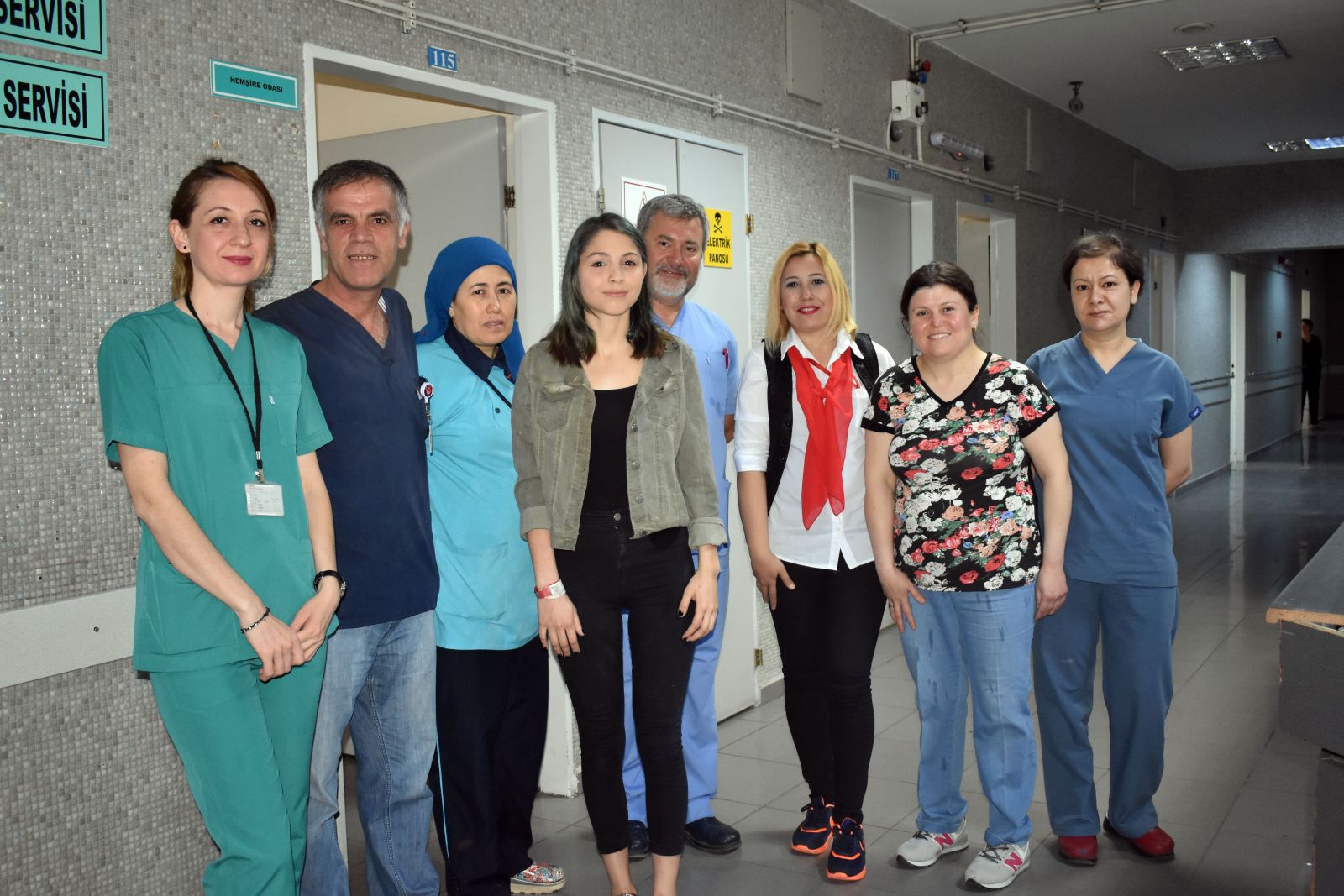 Sofra bezi silkelerken 5. kattan düşen kız kurtuldu