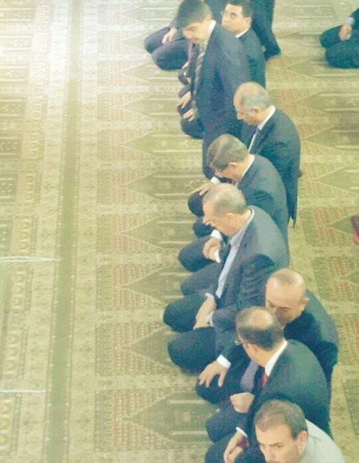 Erdoğan ve Davutoğlu Cuma için birlikte saf tuttu