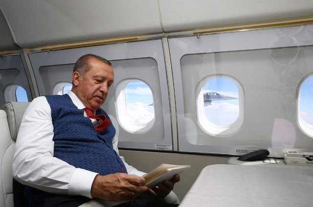 Cumhurbaşkanı Erdoğan Albay Kuş'u uçaktan selamladı